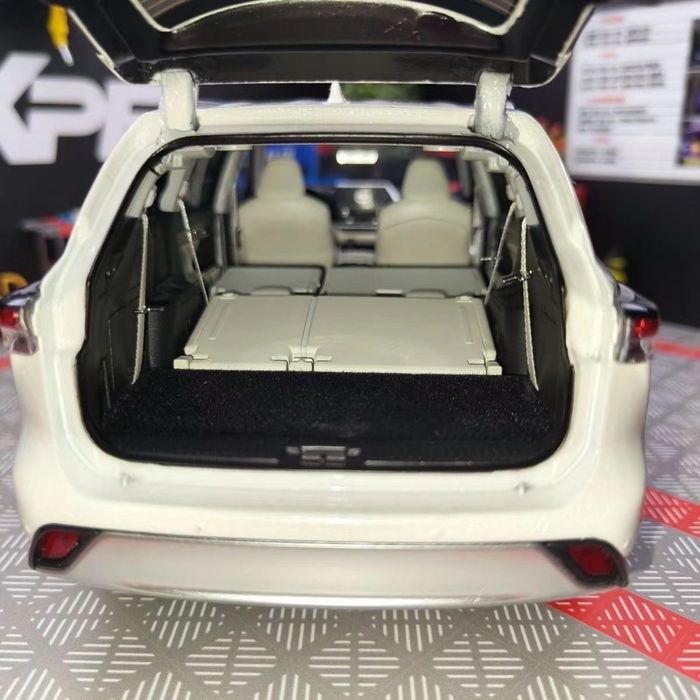 Toyota higlander hybrid 1:18 modeli birga bir(o’yinchoq)
