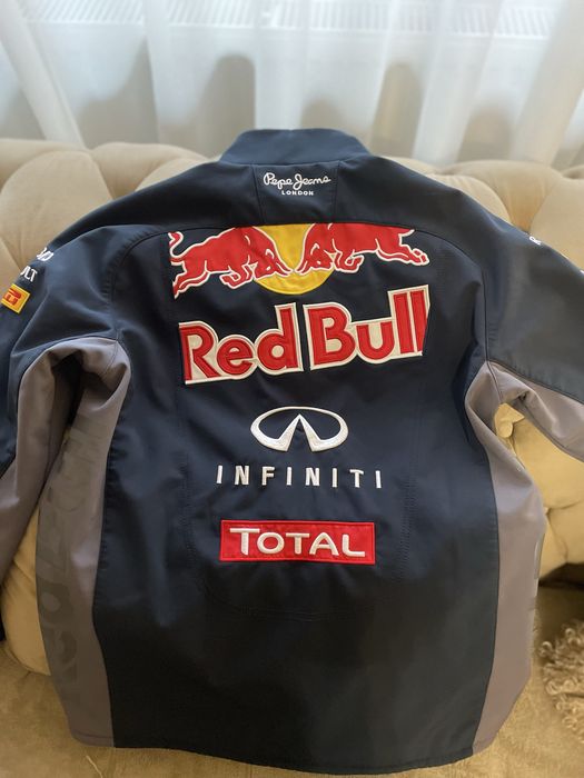 Geaca Red bull marimea s ( adulti ) sau 16 pentru copil