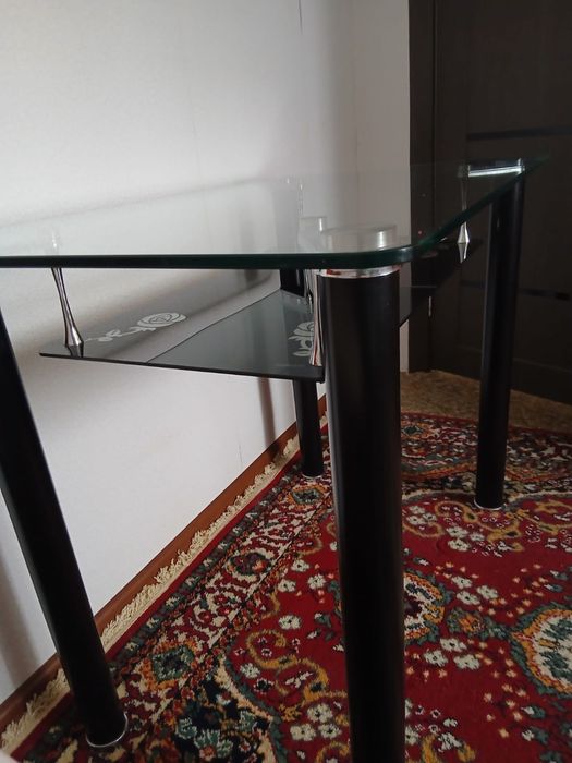 Продам столик стеклянный