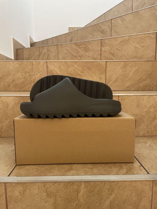 Yeezy Slide Onyx / Bone •PREMIUM