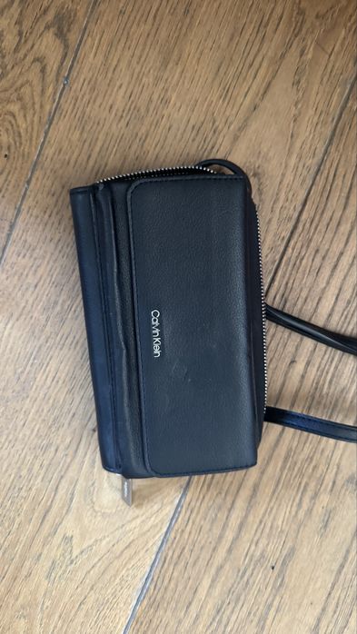 Geanta CK neagra, marime mica. Foarte bine compartimentata. Intra un telefon .