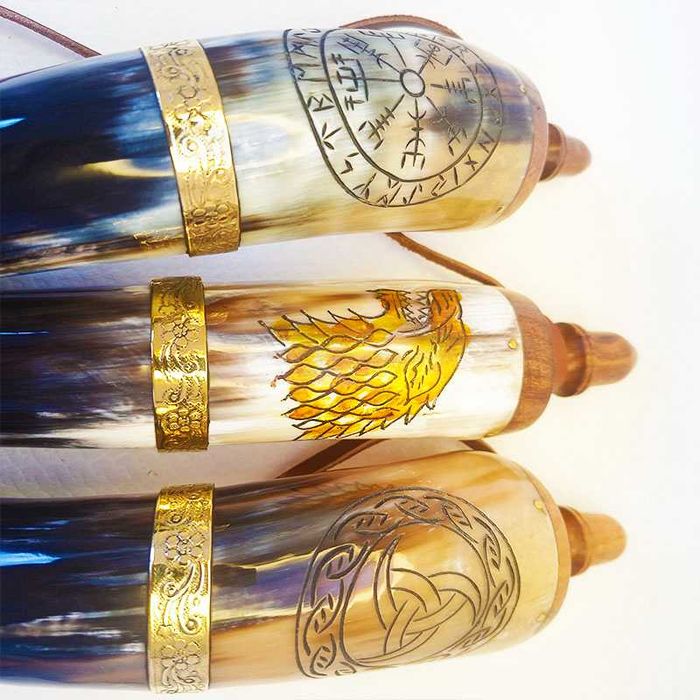 Барутница, барутник от естествен рог на бик с бронзов обков