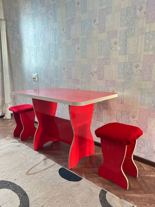 Шкафы, комод, стол со стульями