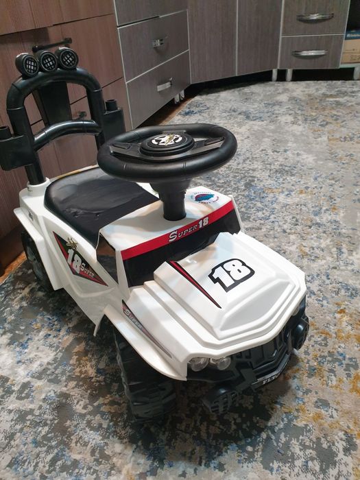 Продам машинку толокар