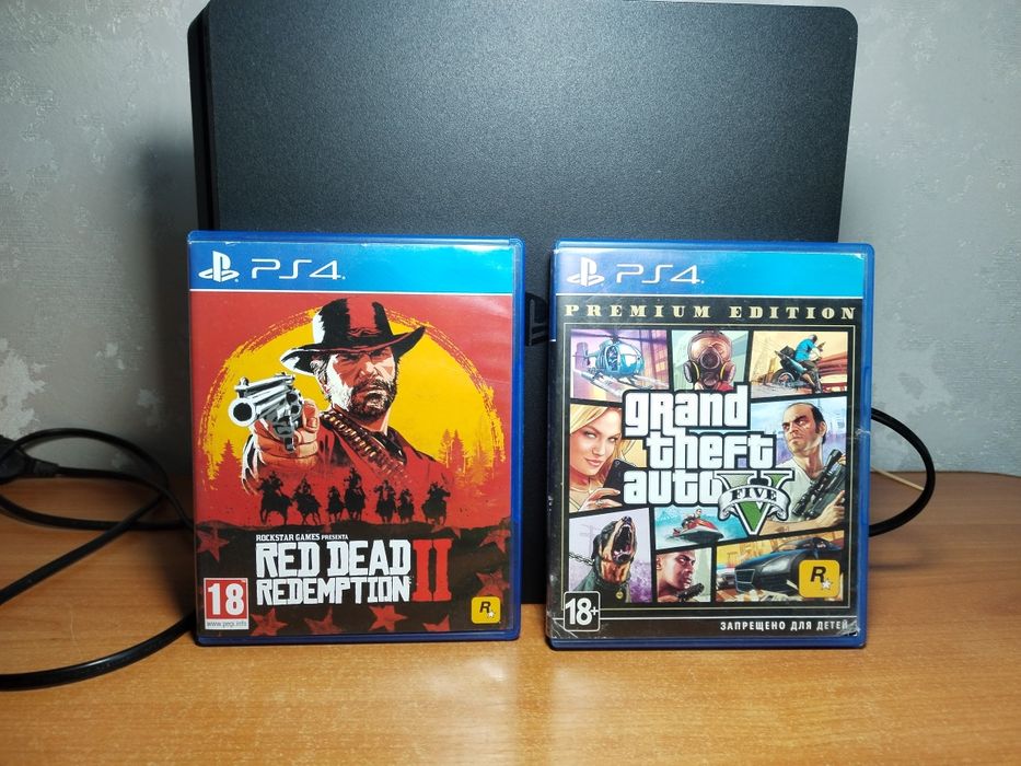 Продаю ps4, с 2 джойстиками, и 2 дисками
