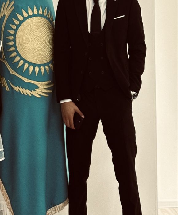 Костюм черный тройка