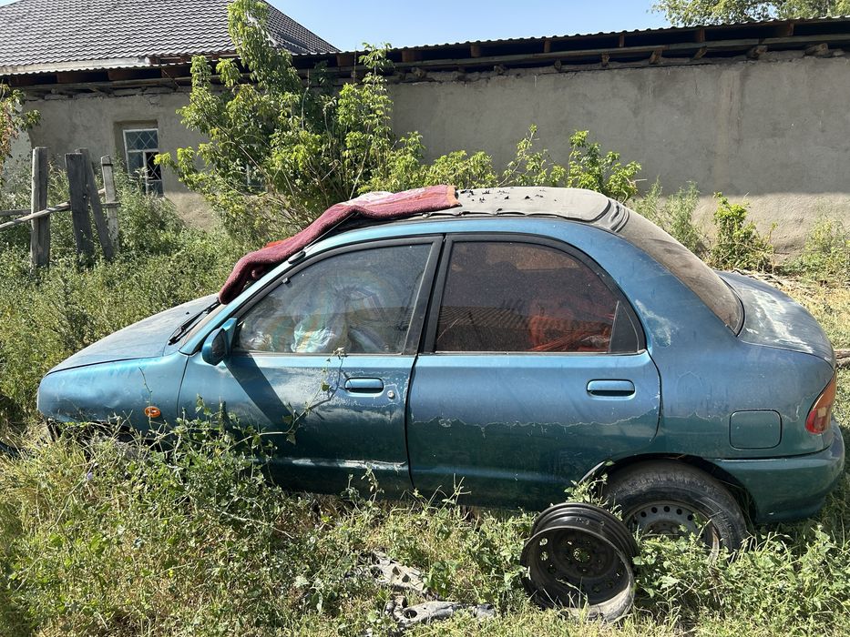Машина Mazda 121