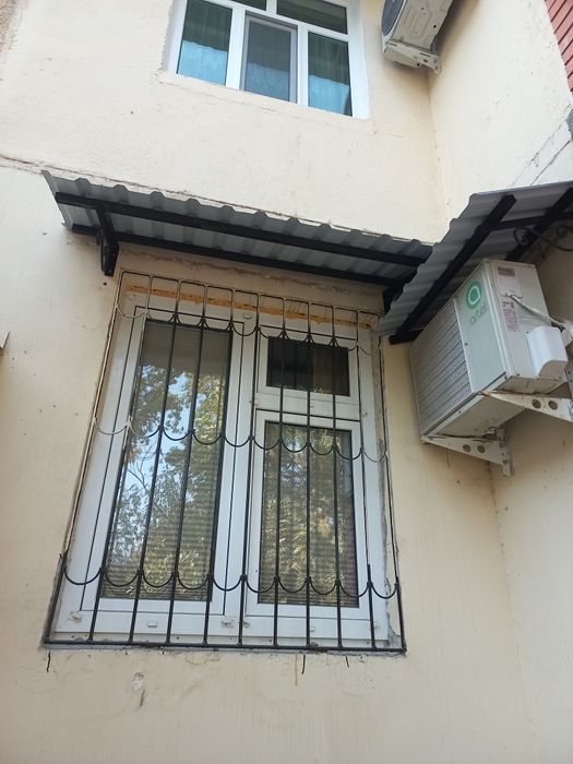 Установка козырьков над  окнами быстро и качественно.