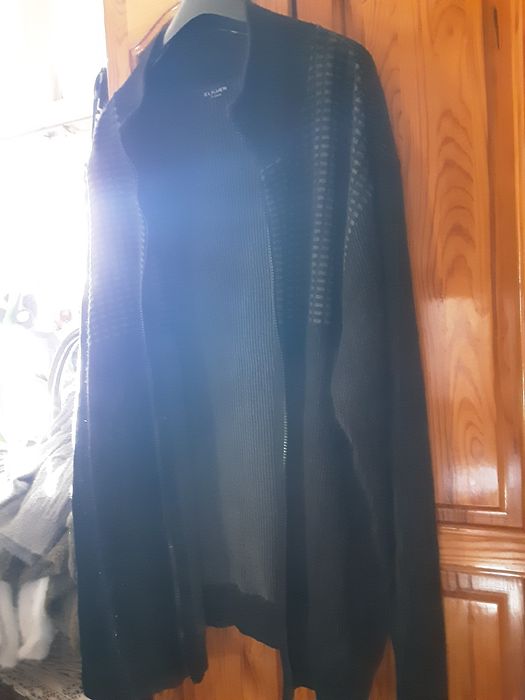 Голяма мъжка жилетка с цип подходяща  за сезона.