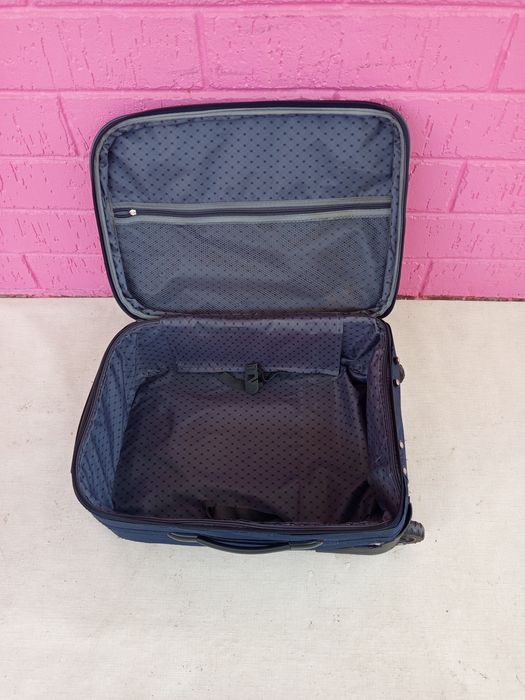 Чемодан фирменный .