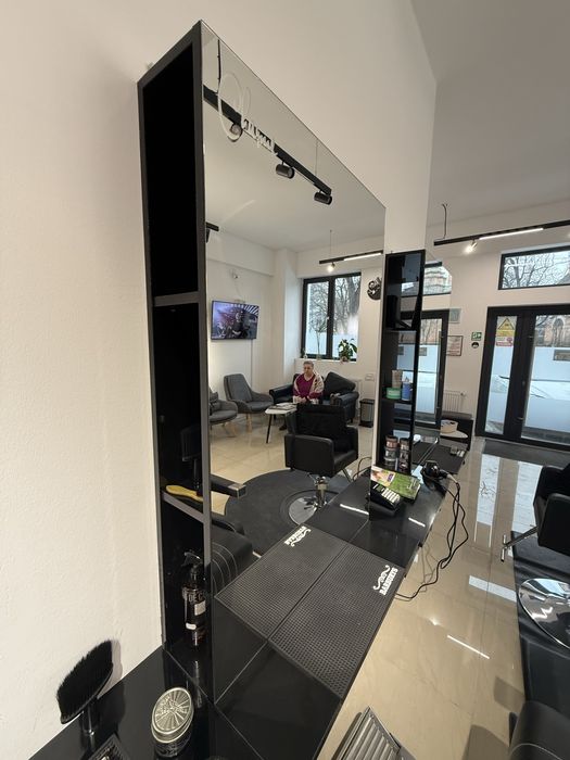 Vand scaun frizerie profesional piele naturala+post de lucru mdf