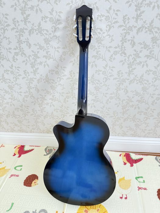 Продам Гитару 6 струнная