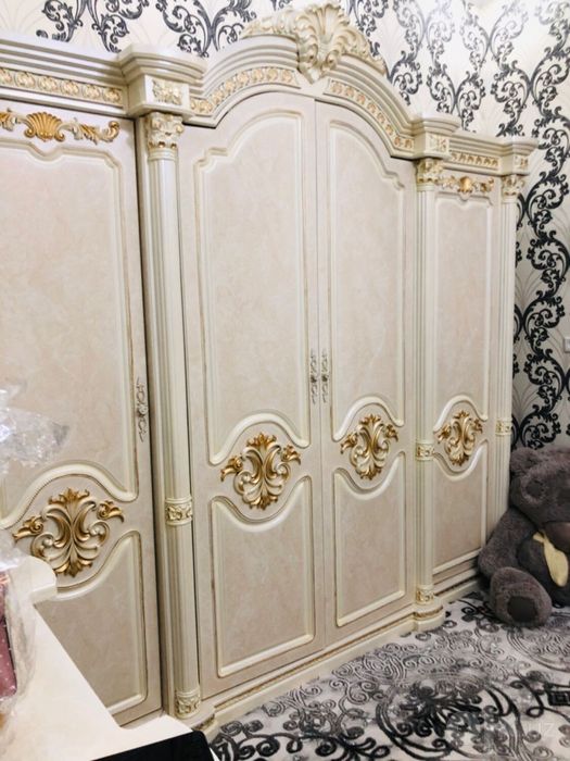 Красивый комплект мебели для уютной спальни