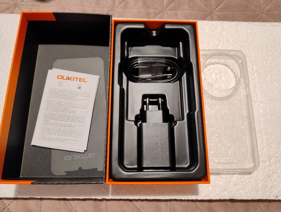 Rugged smartphone Oukitel WP 35 la cutie