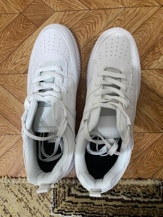 Продам кроссовки