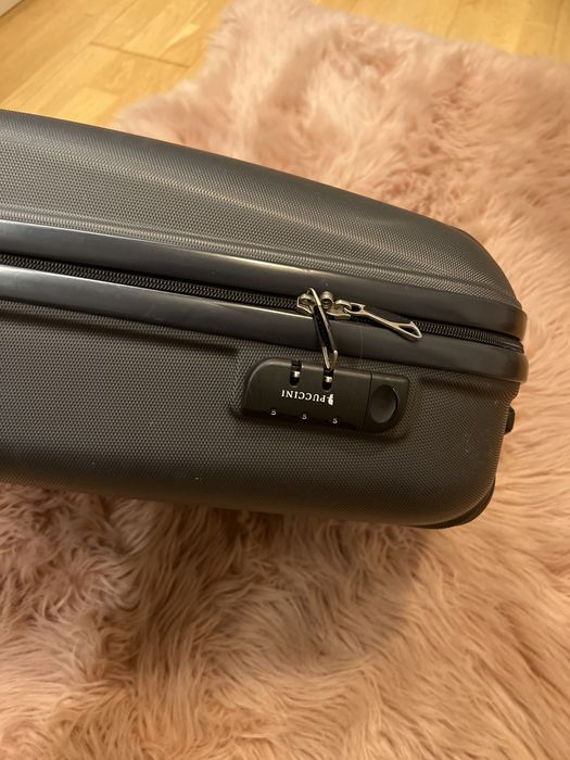 Малък куфар, ръчен багаж