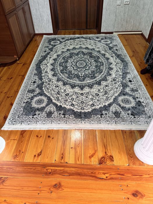 Кілемдер, әр түрлі размерде, Түркістан қаласында