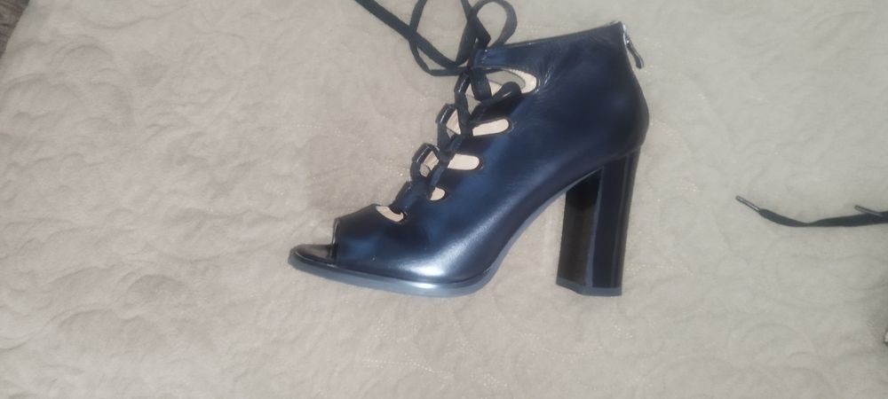 Туфли на каблуке кожаные