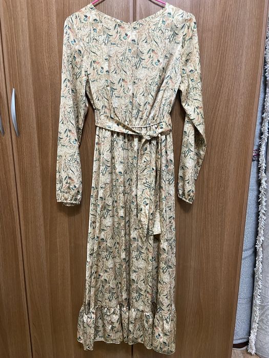 Платье бежевое легкое