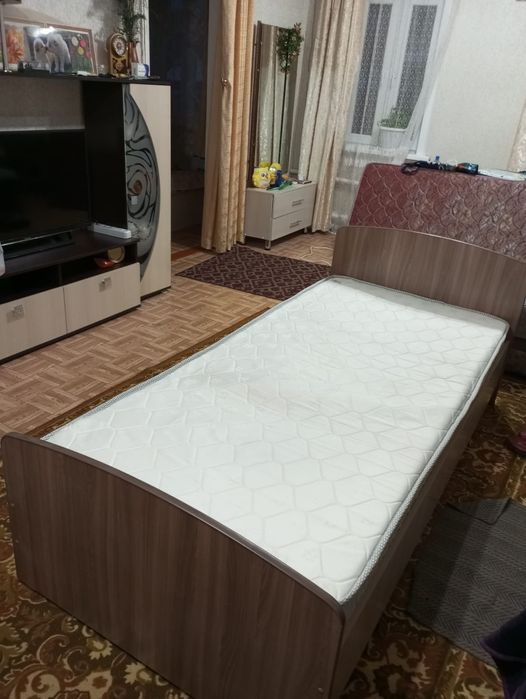 Продам кровать с матрасом.