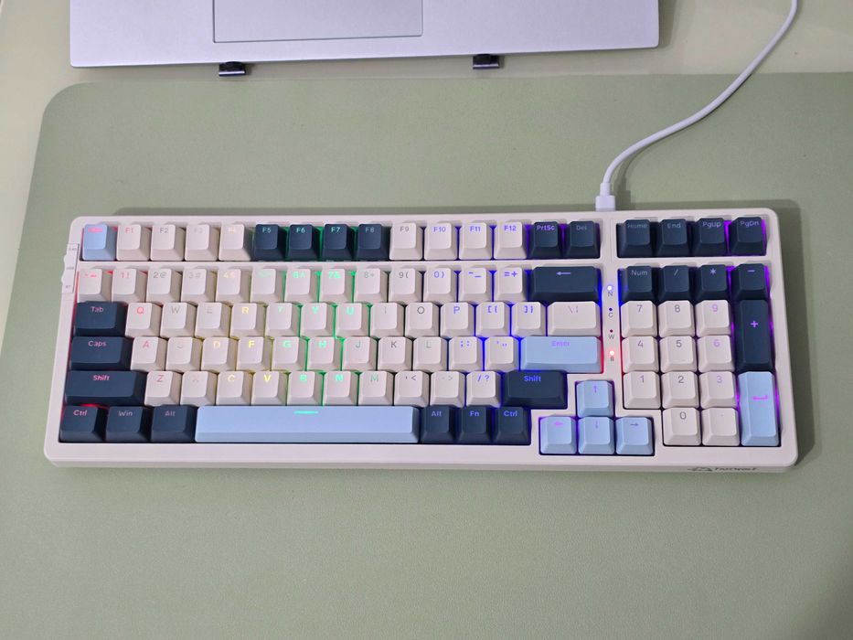 Tastatură mecanică FREEWOLF K8 – Wireless + RGB – Hot Swap