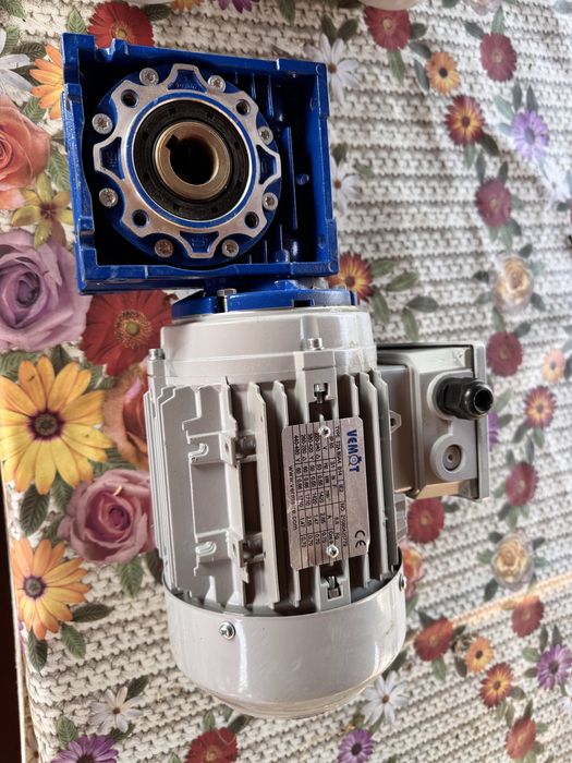 Motoare noi cu reductoare