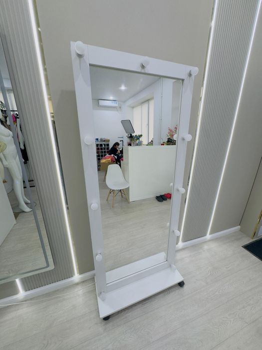 Продам зеркало с подсветкой