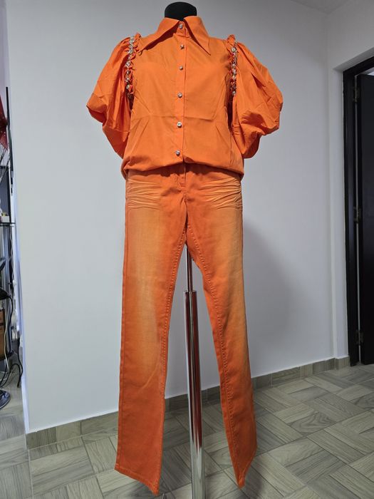 Blugi orange, model cu strasuri aplicate, model lejer, confortabil