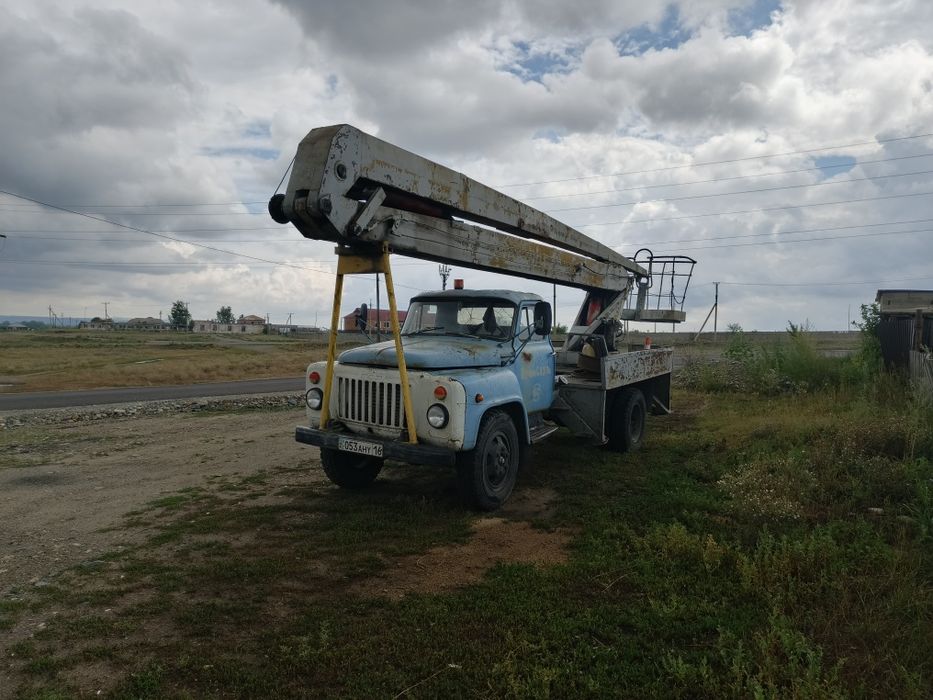Сбив сосулек чистка снега с крыш.