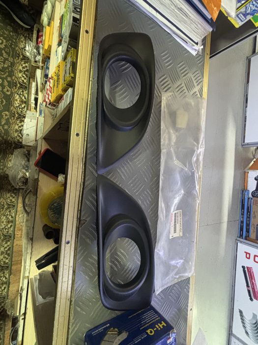 Оправа туманки тойота авенсис 06-09 год