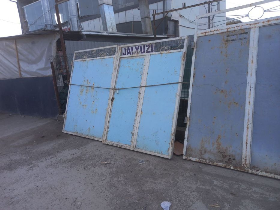 Сотилади.Дарвозалар. Нархи: 2.8 млн сум. Хар бири