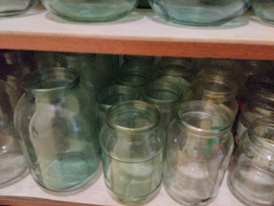 Продам банки 2л, 1л.