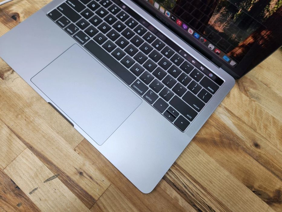 MacBook pro 13 inch Touch bar 16 Gb ram