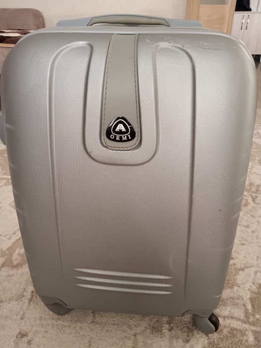 Чемодан пластиковый