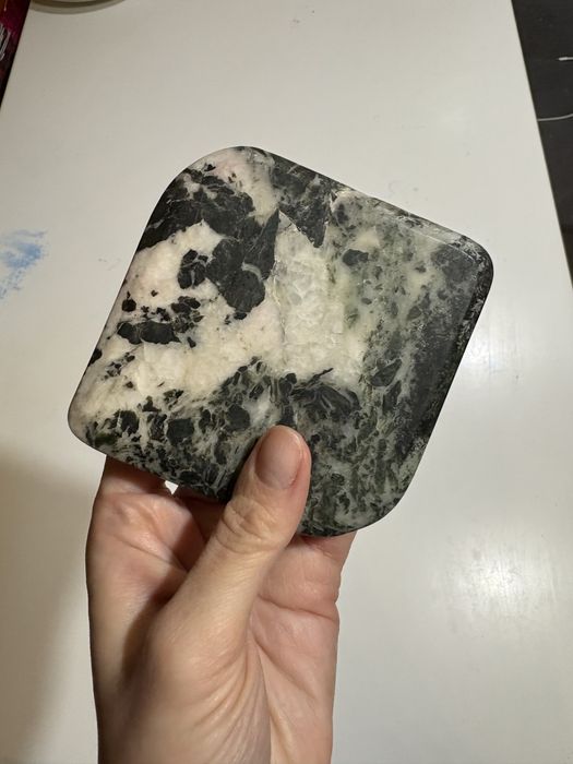 Scrumieră din marmură naturală – piesă realizată manual