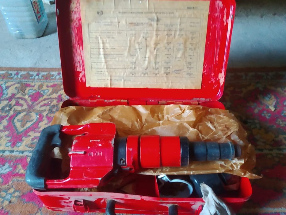 Монтажный (дюбельный) пистолет