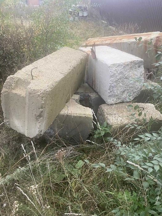 фундаментные блоки и красный кирпич