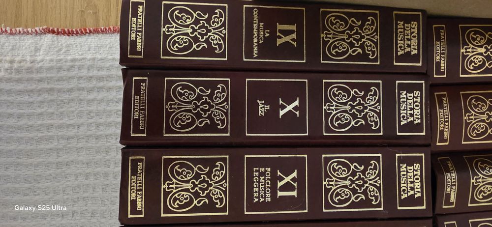 Ofer spre vânzare colecție de 13 volume in stare impecabila