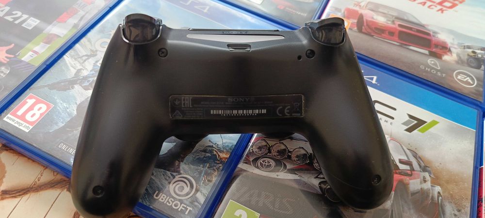Продавам PS4Slim+16игри в отлично състояние към нея!