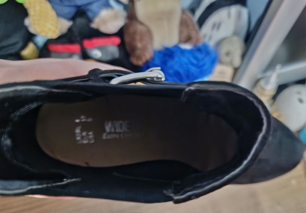 Ghete negre din imitație piele întoarsă, cu elastic ,fără fermoar,mări