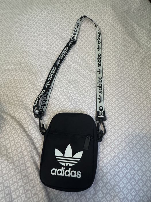 •	Чантичка Adidas crossbody оригинална – отлично състояние