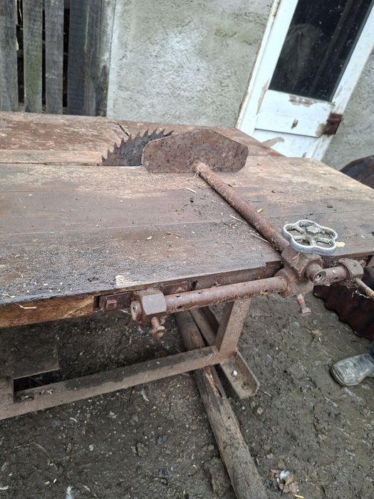 Vând circulă cu abric