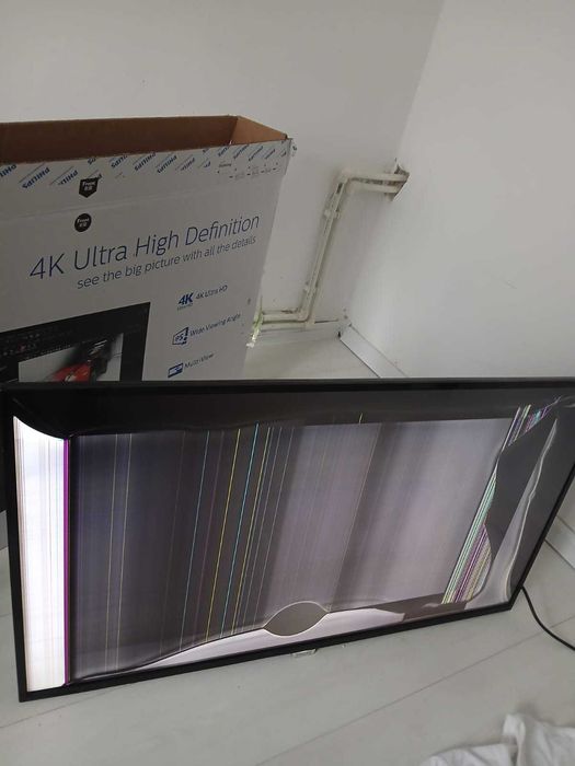 Monitor PC 108cm, functional. Ecran crăpat.