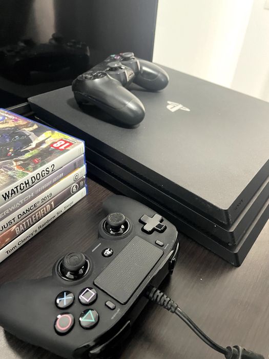 PS4 Pro 1TB Modat 2 controllere + jocuri