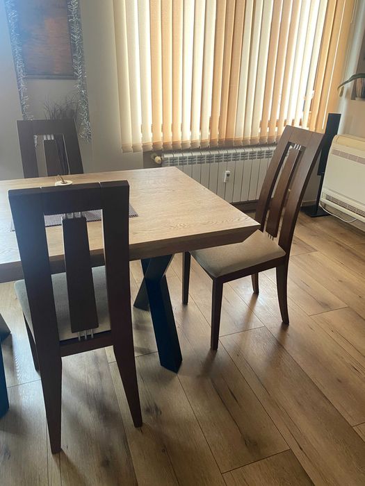 Четери броя трапезни столове