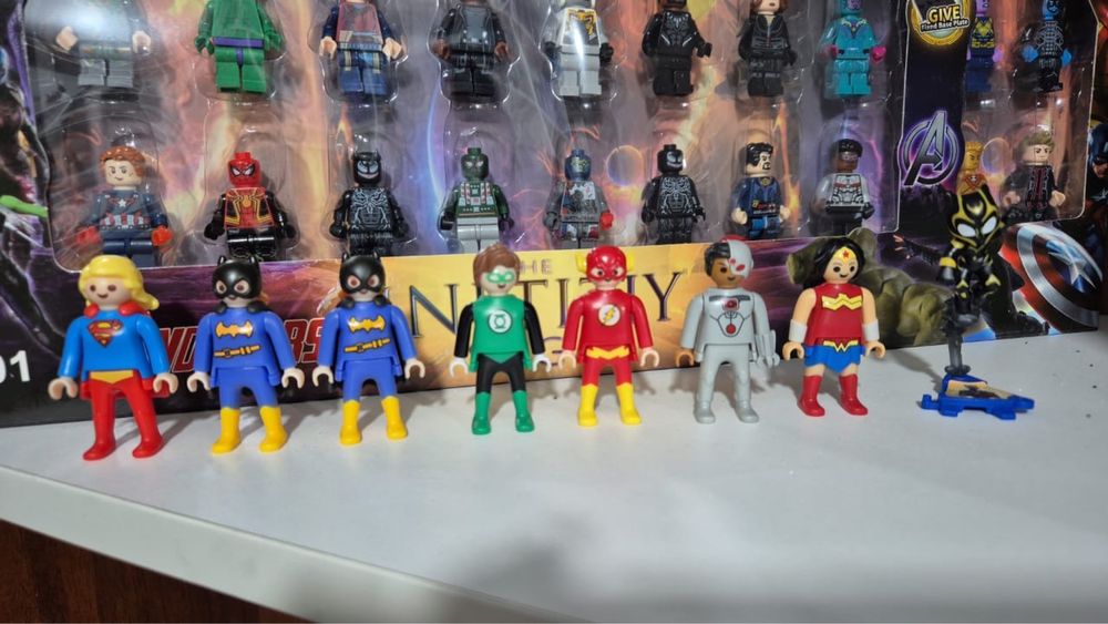 Продам  фигурки Kinder DC