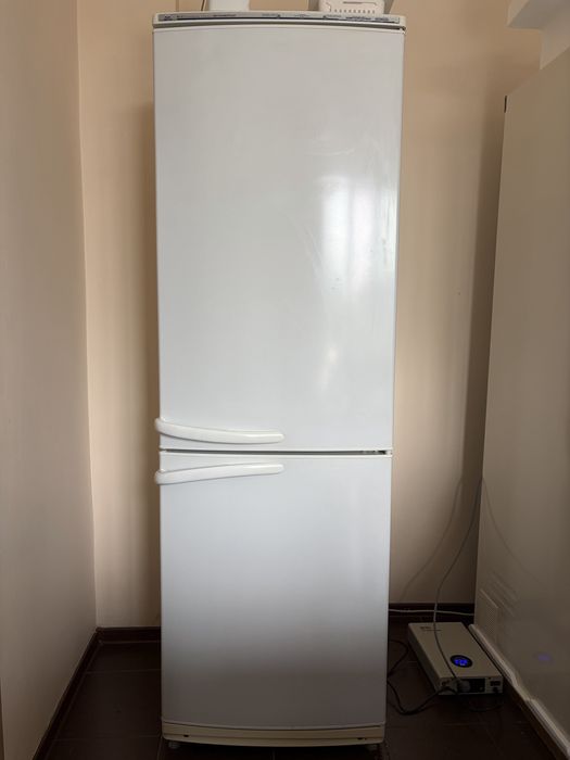 Продам двухкамерный холодильник Атлант