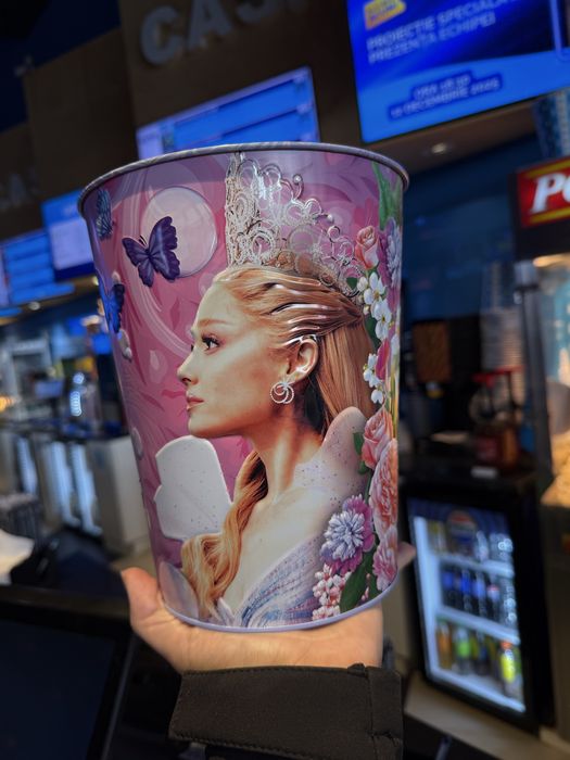 Galeata de popcorn cu Glinda