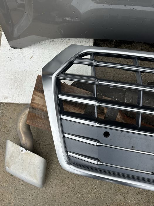 Audi Q5 21-23г предна решетка ОеМ