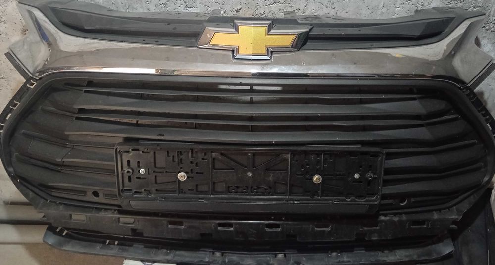 Продаю передние облицовка Трекер 2 пример и Onix